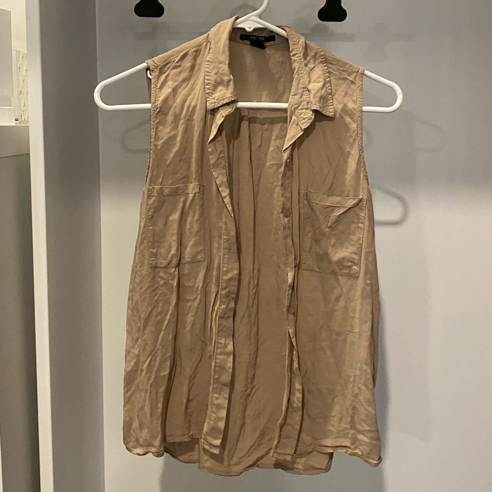 Sleeveless collared button down